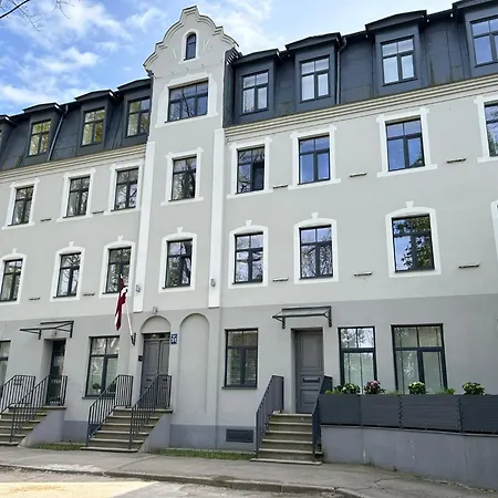 Pine Cone Cozy 里加